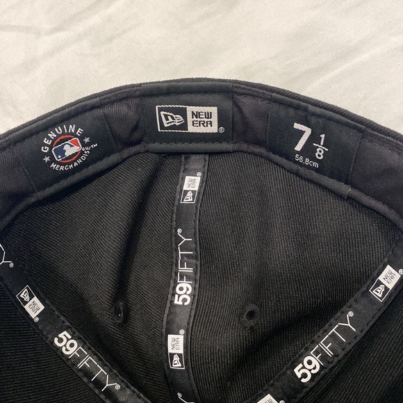 Black LA fitted hat sz 7 1/8 (56.8cm) - Picture 5 of 5